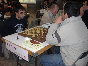 Manuel Pena, cunha camisola negra, durante a disputa do campionato estatal de partida rápida / Foto: DUvi