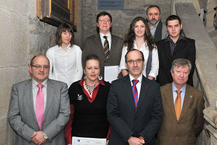 As persoas premiadas posaron coas autoridades académicas / Santi Alvite