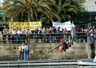 A xente despide as lanchas no peirao ferrolán