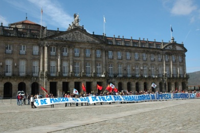 A pancarta do 8 de marzo, diante de Raxoi