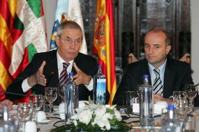 Touriño e Sebastián, na mesa de debate, na mañá da terza feira, en Compostela