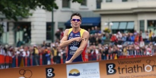 Gómez Noya, entrando na meta, este domingo en Vancouver / Foto: triathlon.org (clique para ampliar)