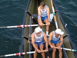 Os Mecos remando a finais de xuño na Bandeira de Coruxo