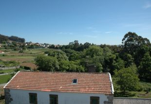 Dende a terraza da Casa do Concello de Culleredo. As árbores desaparecerán, xa que a nova pista quedará a 150 metros do predio (clique para ampliar)