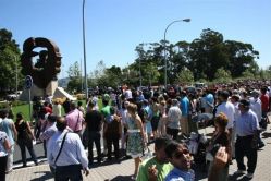 Imaxe da inauguraciónda estatua homenaxe ao revolucionario