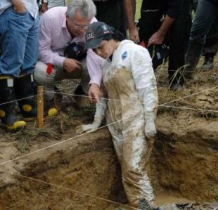 O xuíz Garzón inspeccionando o desenterramento dunha foxa común