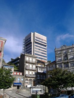 A torre do Concello de Vigo, sobresaíndo polo medio das casas do casco vello / Flickr: trodriguezontiveros