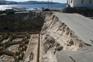 Cando comezaban a colocarse os alicerces do primeiro edificio. Na imaxe apréciase a profundidade das escavacións