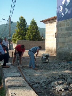 Abrindo a terra do adro da Igrexa de Areas (Ponteareas) en setembro. A ARMH atopou varios restos de represaliados